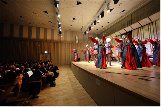 17일 ‘투르크 문화의 날’ 행사에서 투르크메니스탄의 문화예술을 공연 중인 공연단/대우건설