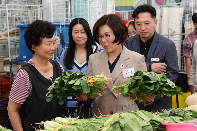 김보라 안성시장이 18일 '추석명절 장보기 행사'를 하고있다.안성시