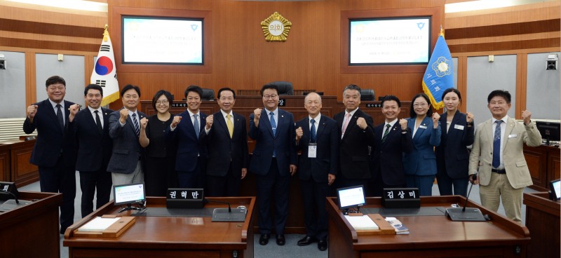 오산시의회 관게자와 국제자매도시인 일본 히다카시 대표단이 함께 기념촬영을 하고있다. /오산시