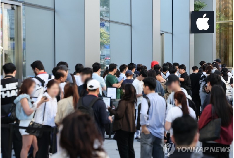 18일 판매를 시작한 아이폰18 시리즈에 대한 인기가 예상을 넘어서고 있다. 사전 주문후 실제 손에 넣기까지 3주 넘게 기다려야 한다고 야후파이낸스가 보도했다. 사진=연합뉴스