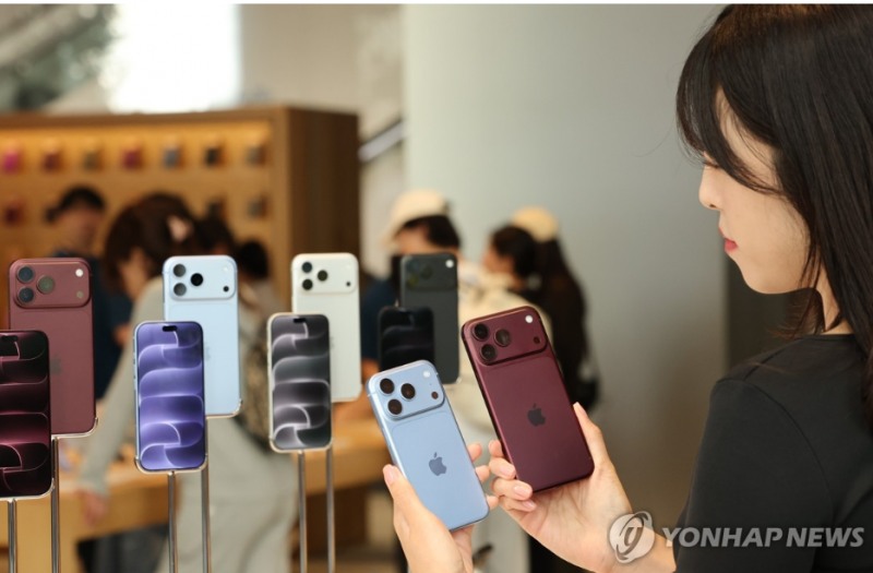 18일 한국에서 출시된 아이폰18 시리즈. 사진=연합뉴스