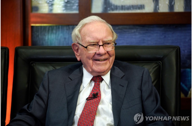 투자의 귀재 워런 버핏(96)이 CEO자리에 이어 버크셔 해서웨이 회장직에서도 물러난다. 사진=AP, 연합뉴스