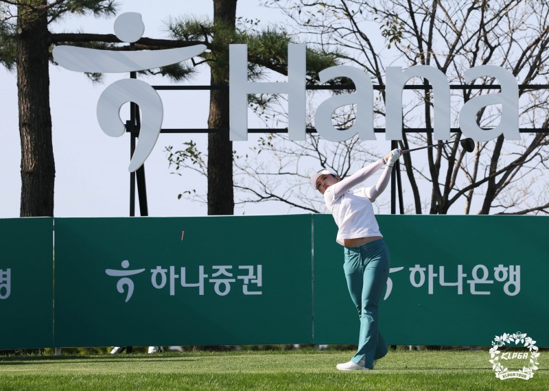19일 경기 안산시 대부도 더헤븐CC에서 열린 KLPGA 투어 하나금융그룹 챔피언십 3라운드에서 장은수가 18번홀 티샷을 하고 있다. 사진=KLPGA 제공