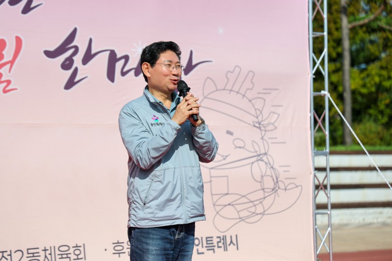 19일 열린 '2026년 죽전2동 어울림 한마당'에서 이상일 시장이 축사를 하고 있다 /용인시