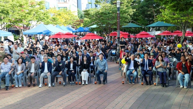 이상일 용인특례시장(첫줄 가운데)이 19일 제1회 동백역 골목형상점가 33빌딩 스탬프 페스티벌에서 참가자들과 기념촬영을 하고 있다./용인시
