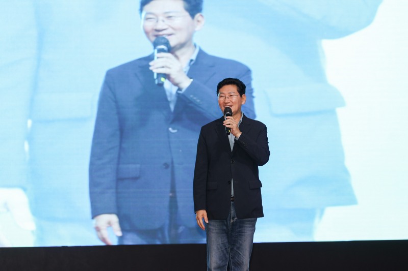 이상일 용인특례시장이 19일 용인실내체육관 잔디광장에서 열린 제23회 용인예술제 개막행사에서 인사말을 하고 있다./용인시