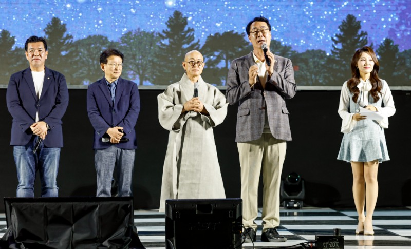 정명근 화성특례시장이 19일 정조효공원에서 열린 2026 병점구 모두의 행복 콘서트에서 시민들에게 인사말을 하고 있다. /화성시