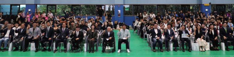 2026년 경기도스페셜올림픽코리아 e스포츠대회 개회식에서 참석자들이 기념촬영을 하고 있다. /화성시