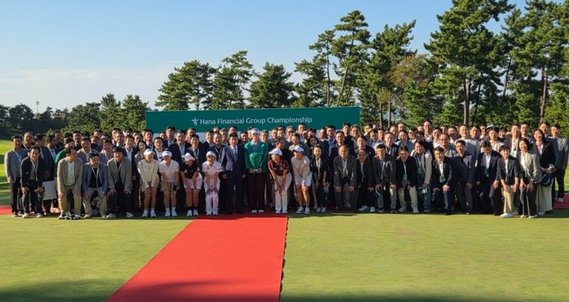 함영주 하나금융그룹 회장을 비롯해 강성묵 부회장과 이승열 부회장, 이인형 부회장, 이호성 행장, 김미숙 부행장 등 주최 측 인사들과 우승자(김민선7)와 주요 선수 및 임직원들이 기념촬영에 포즈를 취하고 있다. / 사진= 더헤븐리조트 제공.