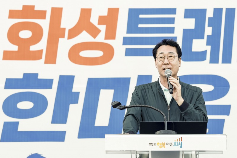 정명근 화성특례시장이 2026 화성특례시민 한마음 체육대회 개회식에서 인사말을 하고 있다./화성시