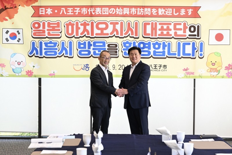 시흥시를 방문한 나카무라 히토시 하치오지시 부시장(왼쪽)이 20일 시흥시청에서 임병택 시흥시장(오른쪽)과 인사를 나누고 있다./시흥시