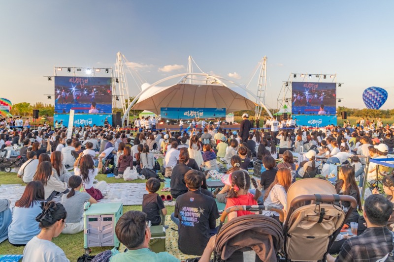 갯골축제에 참가한 방문객들이 잔디광장에서 태권도 시범공연을 관람하고 있다. /시흥시