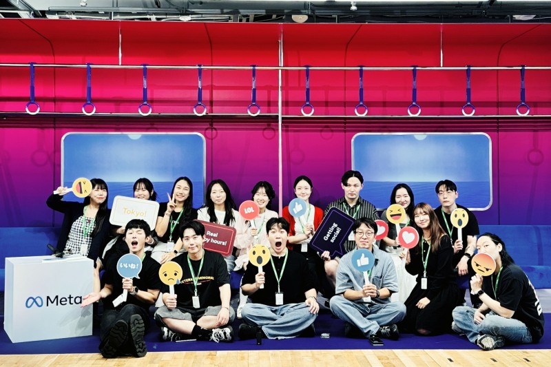 LG유플러스는 지난 18일 U+BOOSTUS 우수 활동자 12명과 일본 도쿄에서 해외 탐방 프로그램을 진행했다. 사진은 참가자들이 Meta 현지 오피스에서 기념 촬영하는 모습./LG유플러