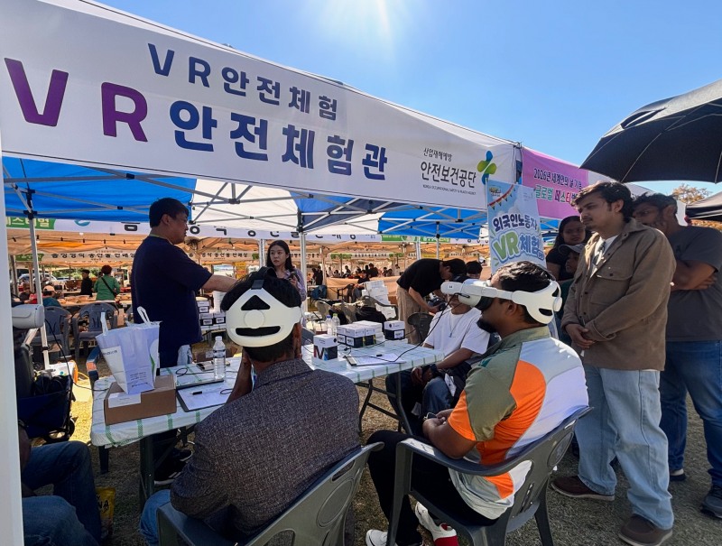 음성명작축제에서 외국인노동자가 안전보건공단의 VR체험을 하고 있다./안전보건공단 충북북부지사