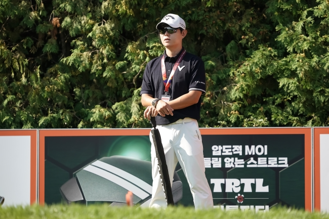 하종주 팀 해든 원장이 대회장에서 선수들의 경기를 지켜보는 모습. /박태성 골프전문 사진기자