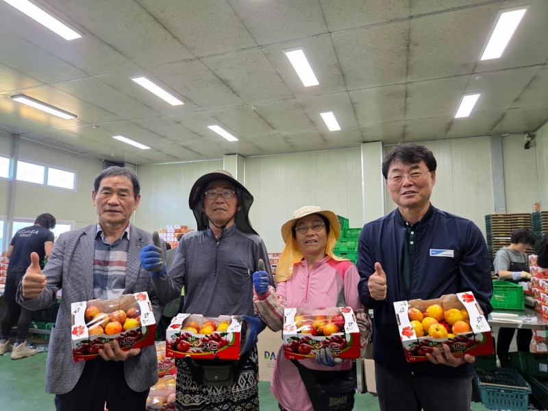 은덕우 군위군조합공동사업법인 대표(맨 오른쪽)가 군위 지역 농민 및 관계자와 사진 촬영을 하고 있다.