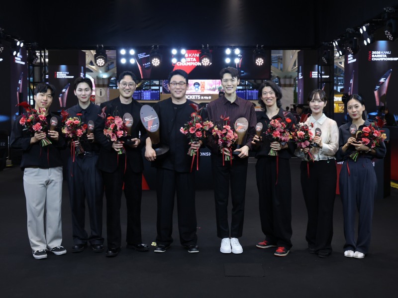 동서식품이 지난 20일 신세계백화점 강남점에서 개최한 ‘2026 카누 바리스타 챔피언십’ 결선 시상식에서 수상자들이 기념 촬영을 하고 있다.