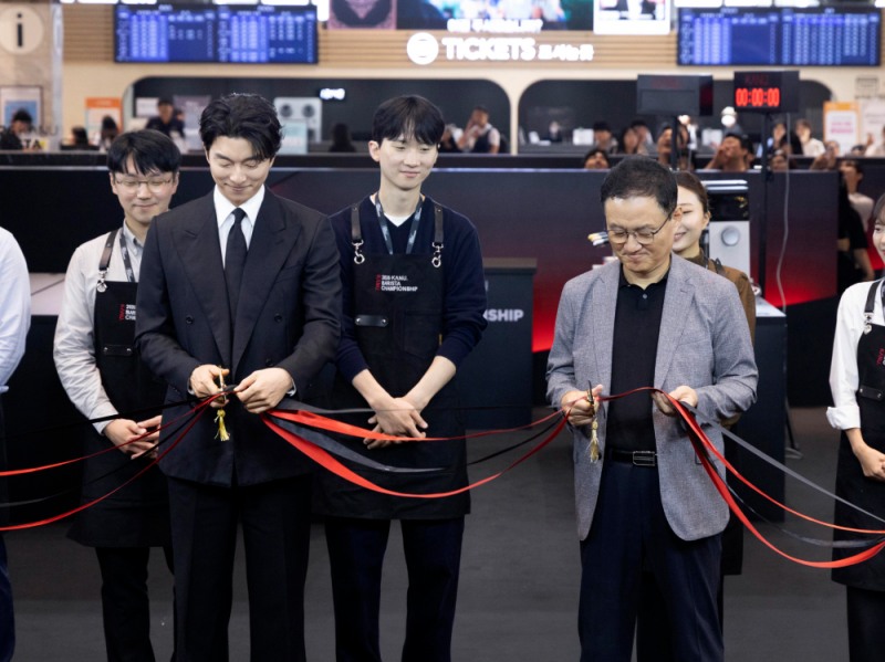 동서식품이 지난 19일 신세계백화점 강남점에서 개최한 ‘2026 카누 바리스타 챔피언십’ 결선 개막식에서 동서식품 박영순 부사장(오른쪽)과 카누 모델 공유(왼쪽)가 커팅식을 하고 있다.