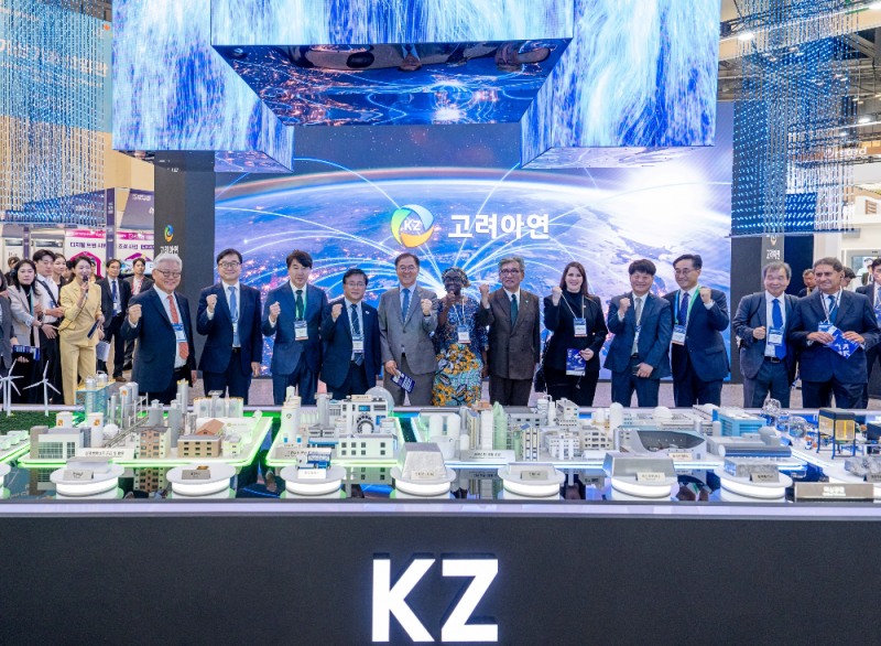 백순흠 고려아연 사장(앞줄 왼쪽 3번째)이 2026 기후산업국제박람회(WCE) 고려아연 부스를 방문한 김성환 기후부 장관(앞줄 왼쪽 4번째) 등과 기념촬영 하는 모습(사진=고려아연)