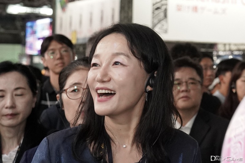 TGS 2026 현장에서 마련된 한국 게임사 부스를 견학 중인 이재정 문화체육관광위원장.