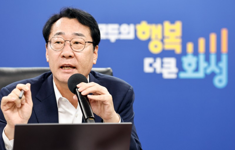 정명근화성시장이 21일 시청 상황실에서 열린 2026년 추석 명절 종합대책 회의에서 시민 불편 최소화를 위한 분야별 대책을 점검하고 있다./화성시