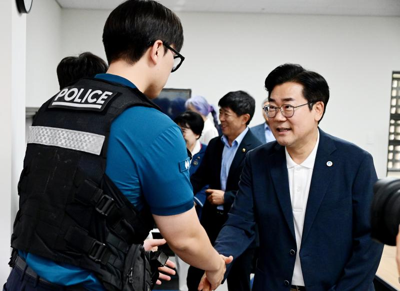 박찬대 인천시장이 21일 부평구 인천부평경찰서 역전지구대에서 근무자들을 격려하고 있다./인천시