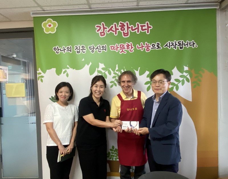 21일 안전보건공단 정선식 경기동부지사장(맨 오른쪽)이 성남 소재 사회복지법인 '안나의 집'을 방문해 노사 합동 나눔 활동을 진행 후 관계자들과 기념사진을 촬영하고 있다./안전보건공단 경기동부지사