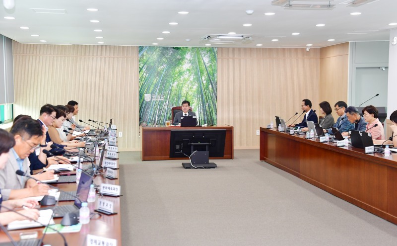 괸계자들이 농어촌 기본소득 추가 공모 대응 현안 회의를 하고 있다. (사진제공=담양군)