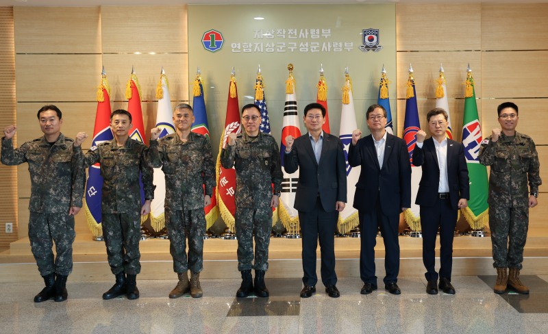 이상일 용인특례시장이 21일 추석을 앞두고 지상작전사령부를 찾아 군과 시의 상생 방안를 논의했다. /용인시