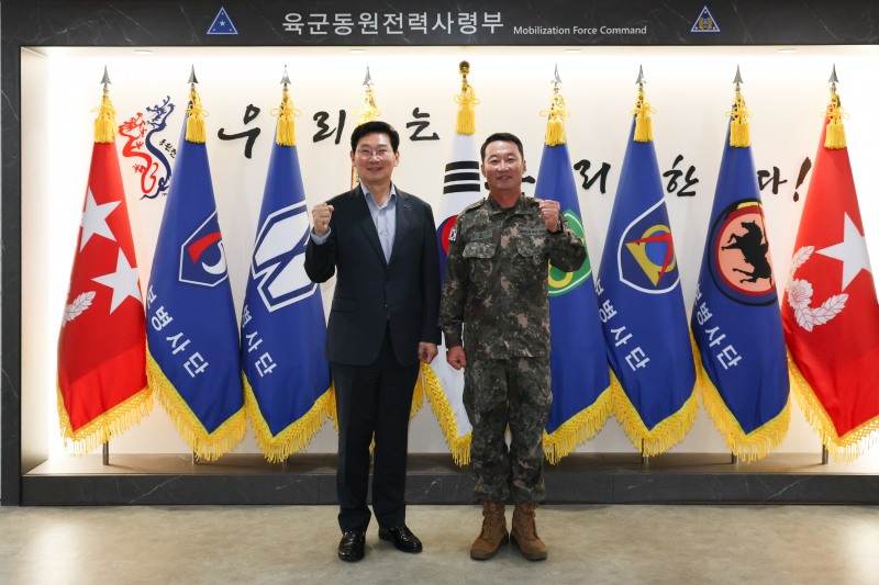 이상일 용인특례시장이 육군동원전력사령부 김관수 소장과 함께 하고있다. /용인시