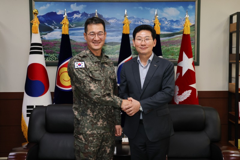 이상일 용인특례시장이 21일 제55보병사단을 찾아 시와 군 협력 방안에 대한 의견을 나눴다. /용인시