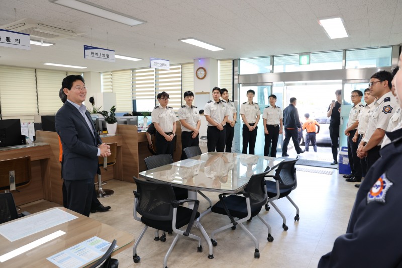 이상일 용인특례시장이 21일 추석을 앞두고 용인소방서를 찾아 소방대원들의 노고에 감사를 표했다. /용인시