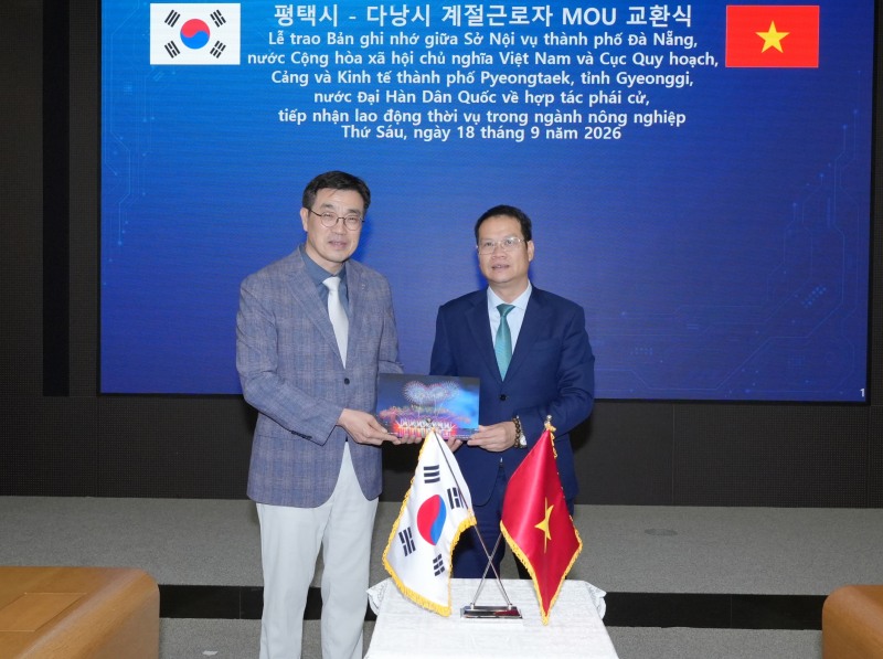 최원용 평택시장이 베트남 응우엔 마인 홍 다낭시장과 함께 하고있다. /평택시