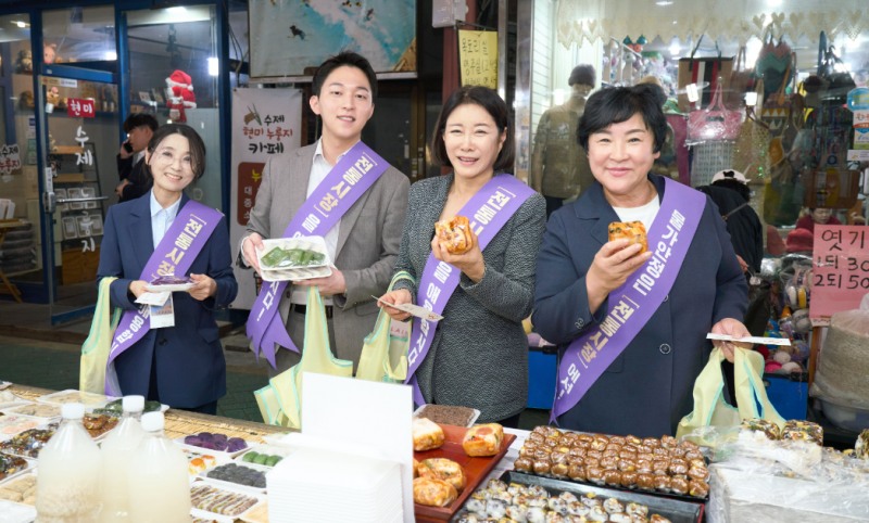 용인특례시의회 의원들이 용인중앙시장을 방문해 장보기를 실시했다./용인시의회