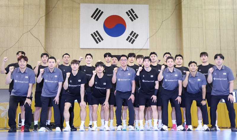 기념촬영하는 남자 핸드볼 대표팀. / 사진=연합뉴스