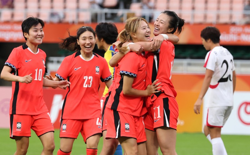 동점골 환호하는 한국여자축구팀. / 사진=연합뉴스