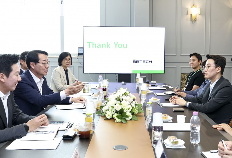정명근 화성특례시장이 비비테크 관계자들과 기업 운영 현황 및 경영 애로사항에 대해 의견을 나누고 있다. /화성시