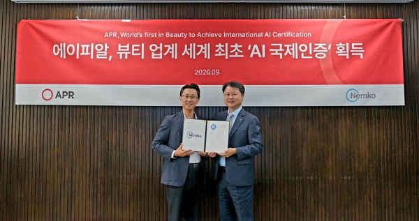 신재우 에이피알 R&D 센터장 (좌측), 곽삼근 넴코 코리아 전무. (사진 제공=에이피알)
