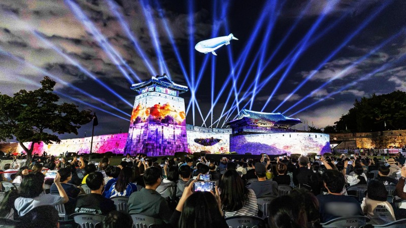 2026 수원화성 미디어아트 메인 작품 상영 중 드론을 활용한 고래가 하늘을 날고 있다./수원시