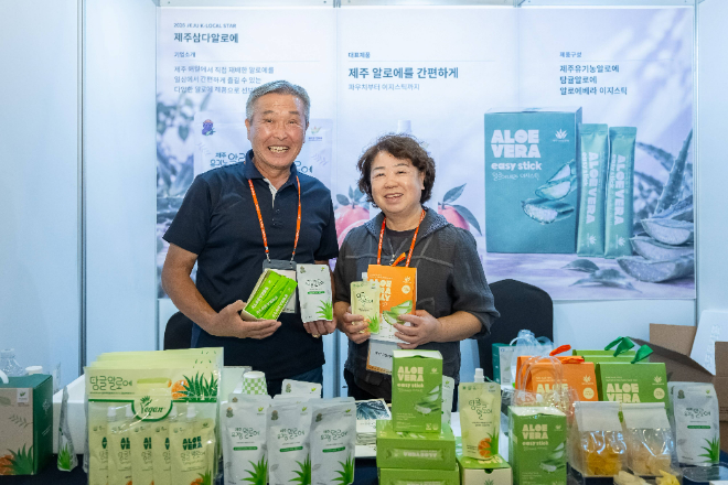 '2026 제주 K-로컬스타를 만나다' 행사에서 참가기업인 제주삼다알로에 영농조합법인 관계자들이 자사 제품을 소개하고 있다. 사진=쿠팡