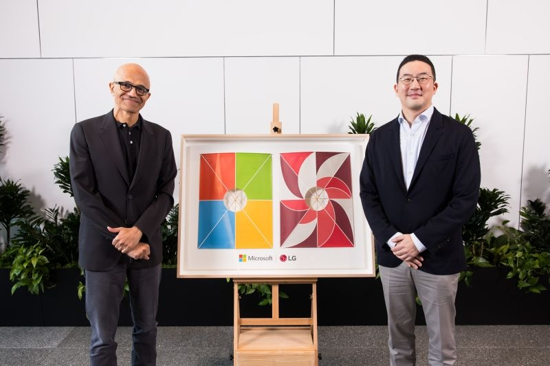 LG 구광모(오른쪽) 대표와 마이크로소프트(MS) 사티아 나델라 최고경영자(CEO)가 21일(현지 시간) 미국 워싱턴주 레드먼드 MS 본사에서 만나 양사의 전략적 파트너십 확대 방안을 논의한 뒤 기념 촬영을 하고 있다./LG전자 링크드인