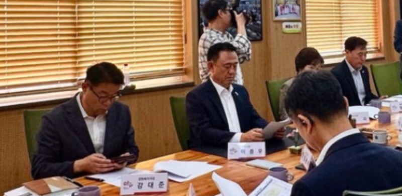 이충우 여주시장이 반부패·청렴 시책의 이행 상황을 점검하고 있다. /여주시