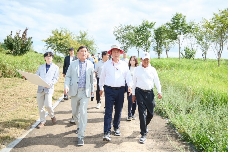 이충우 여주시장이 민선 9기 핵심 공약인 대규모 체육시설 조성 사업장을 점검하고있다./여주시