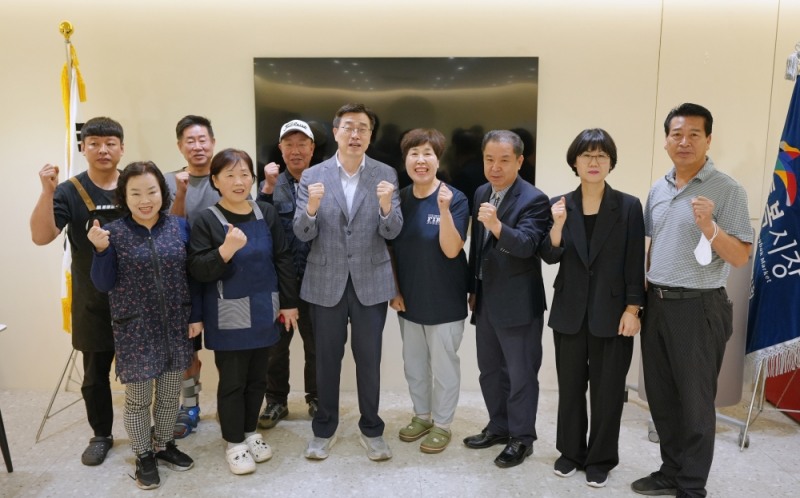 최원용 평택시장이 통복시장 관계자들과 기념촬영을 하고있다. /평택시