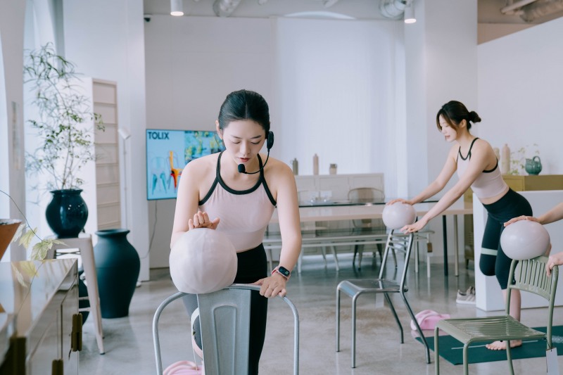 톨릭스, 철제 의자 활용한 ‘바레’ 웰니스 프로그램 진행