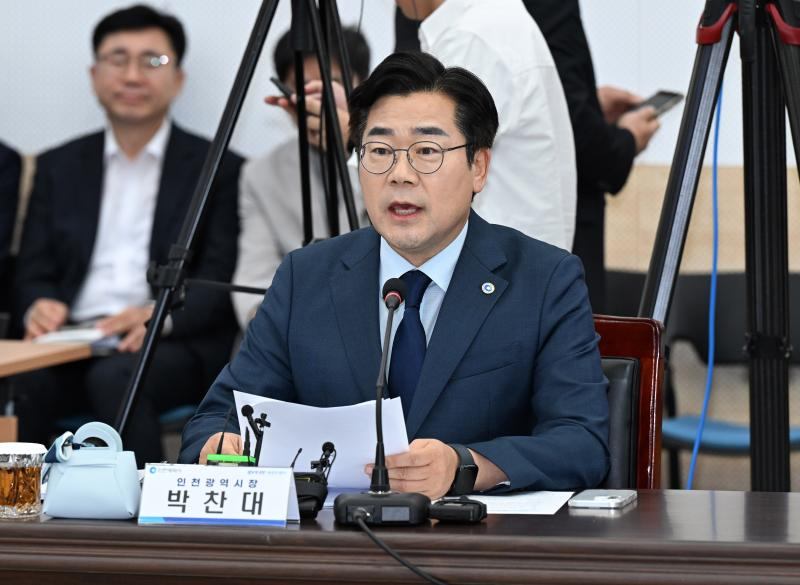 박찬대 인천시장이 22일 시청 대회의실에서 열린 '2026년 더불어민주당 - 인천광역시 예산정책협의회'에서 환영사를 하고 있다./인천시