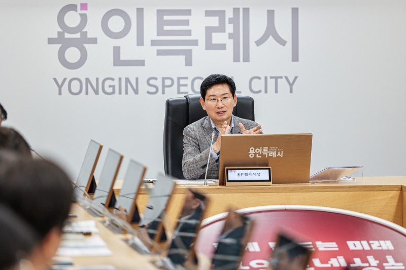 이상일 용인특례시장이 22일 시청 영상회의실에서 열린 간부회의에서 공직자들에게 적극행정과 추석 연휴 비상대응체계 점검을 주문하고 있다. /용인시