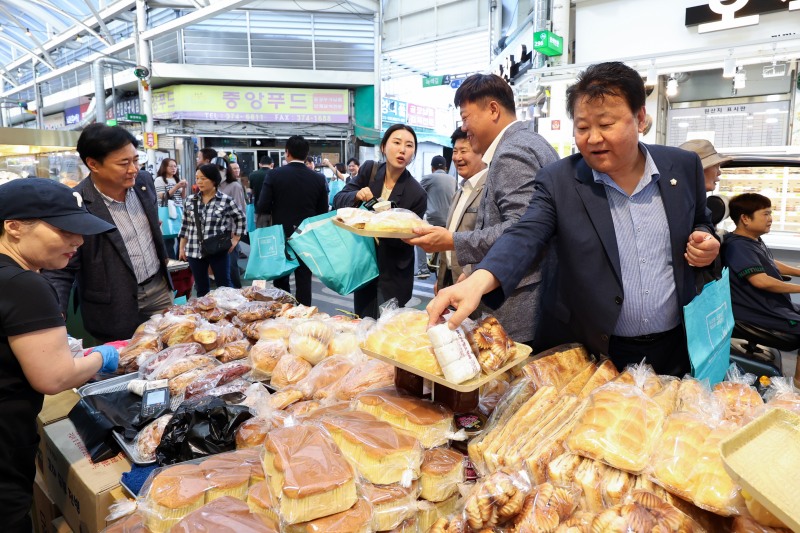 추석 명절을 앞두고 오색시장을 찾아 상인들의 어려움을 듣고 지역경제 활성화를 위한 현장 중심의 의정활동을 펼치고 있는 김종욱 오산시의회 의장. /오산시의회
