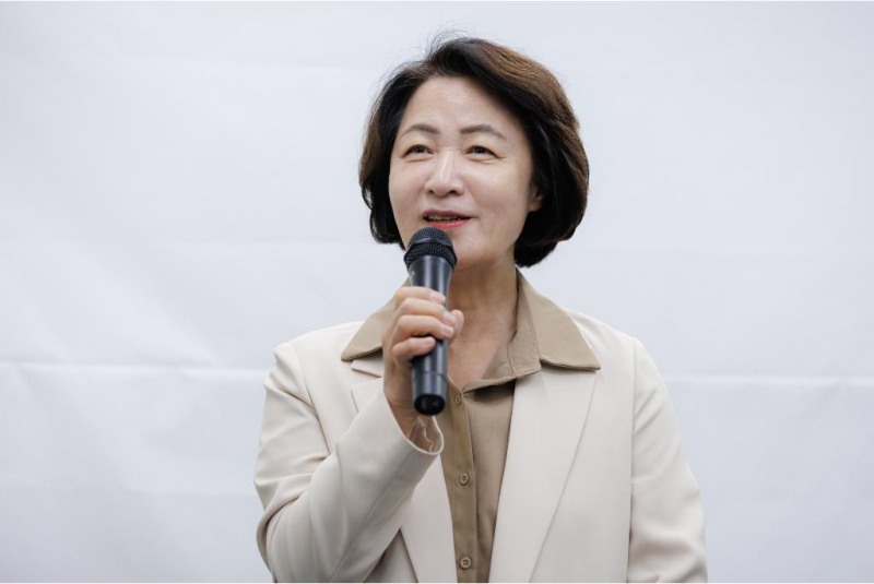 22일 오후 광명푸드뱅크마켓센터에서 개최된 경기도와 이마트가 함께하는 ‘신선한 그냥드림’ 업무협약식에서 추미애 경기도지사가 인사말씀을 하고 있다./경기도