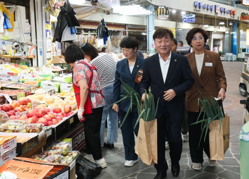 남종섭 경기도의회 의장이 추석을 앞두고 전통시장 장보기를 하고있다. /경기도의회